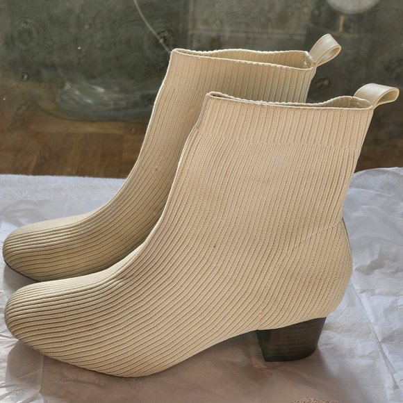 CUSHIONAIRE Women's Neely Stretch bootie Ivory size 9Wide - Picture 4 of 5